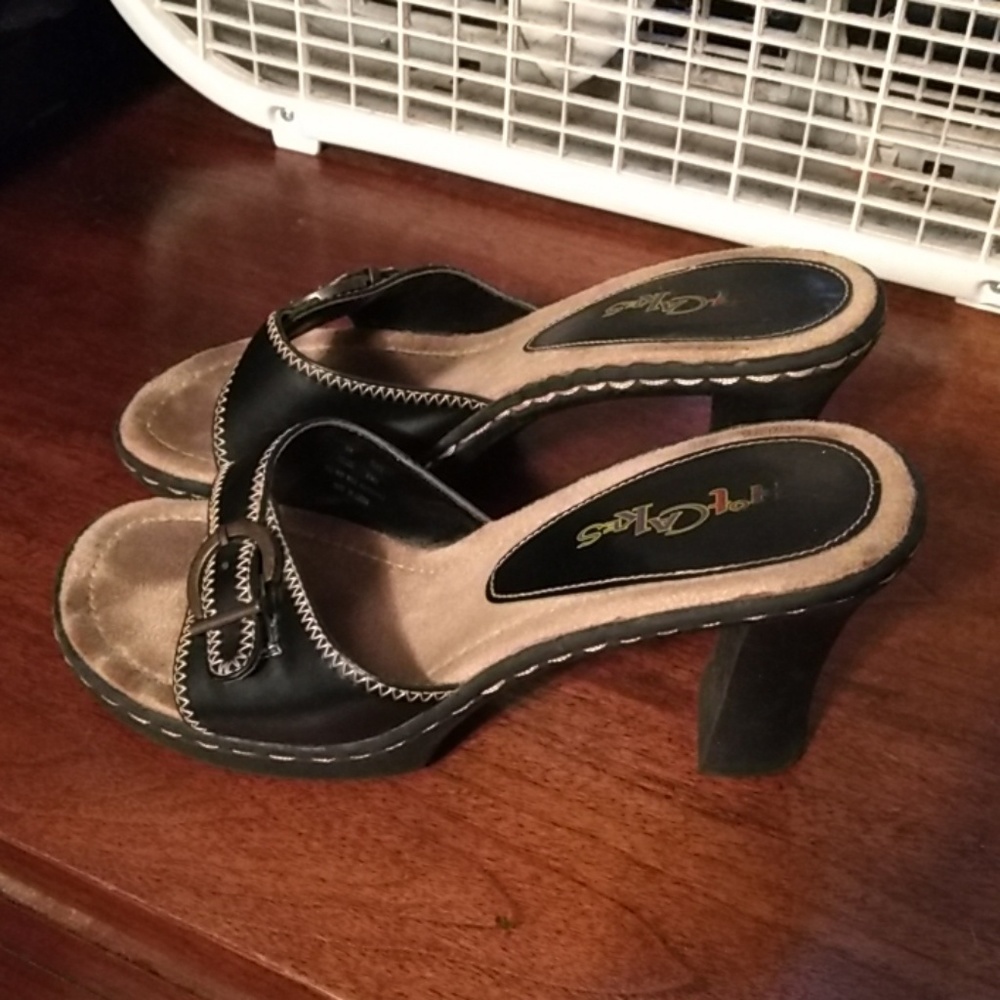 Black flip flop heeled dress shoes